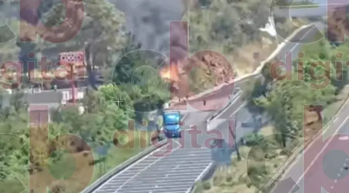 Incendio de pasto se extiende a una granja al pie de la Siglo XXI