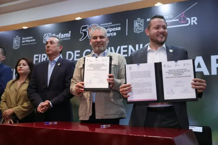Refrenda Bedolla compromiso con familias migrantes; firma convenio con presidentes