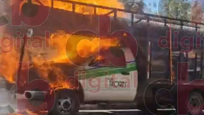 Se incendia camioneta en autopista Siglo XXI