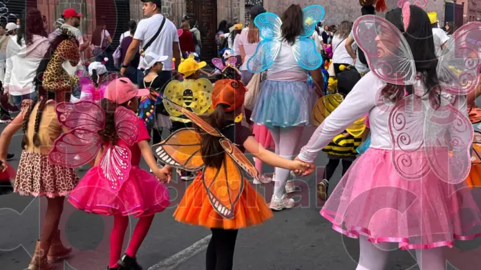 Con llamativos e ingeniosos disfraces, niñas y niños desfilan por el Día de la Primavera
