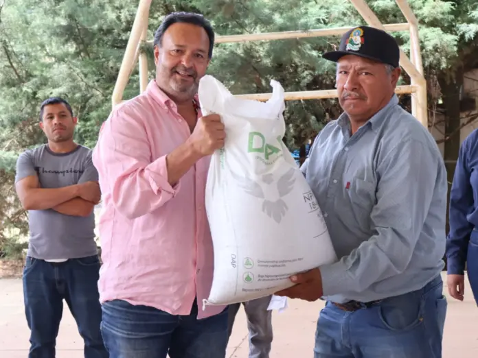 Julio Arreola fortalece el campo patzcuarense con entrega de fertilizante municipalizado