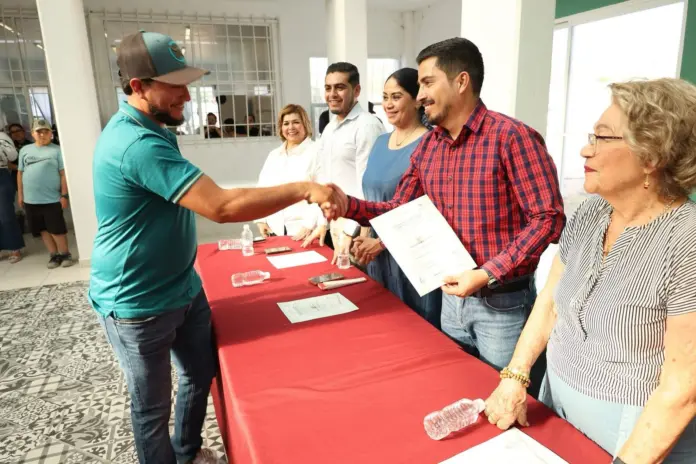 Moisés Navarro impulsa la capacitación en Yurécuaro con entrega de 100 certificados