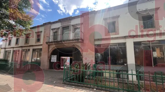 Plaza Rebullones, de símbolo de lujo al descuido total