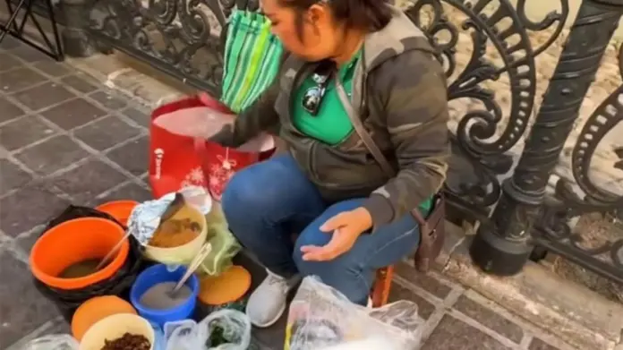 Mujer es criticada por vender comida en la banqueta