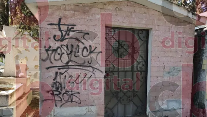 Graffitis dañan imagen sagrada del Panteón Municipal de Morelia
