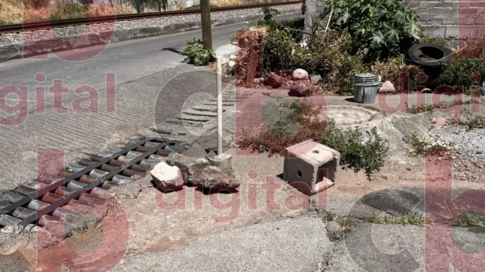 Vecinos de la colonia Industrial toman Medidas ante hundimientos en la calle