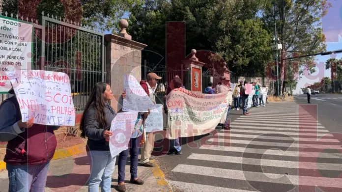 Extrabajadores de la Junta de Caminos permanecen en la lucha por reubicación de compañeros