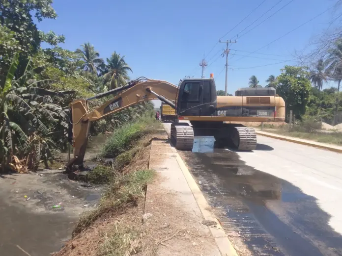 Obras Públicas Avanza en el Desazolve de Canales Pluviales