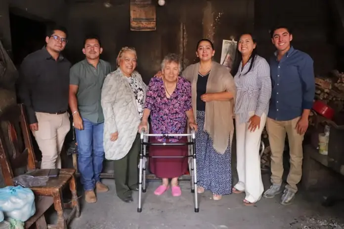 Entrega Alma Mireya González dispositivos de asistencia para movilidad