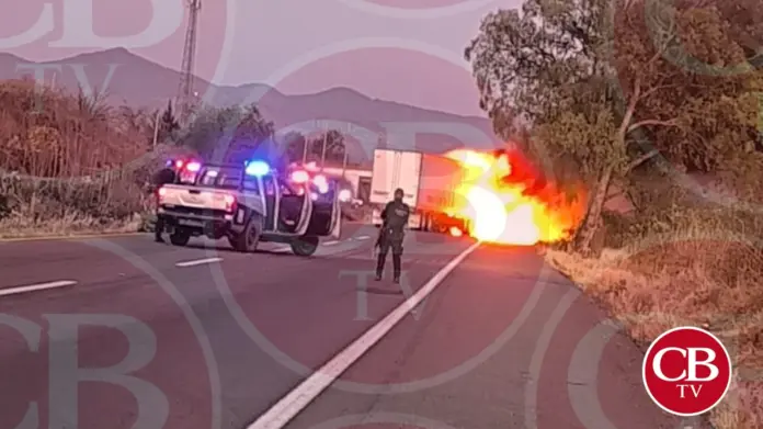 #Video: Normalistas queman tráiler y se enfrentan contra elementos de la Guardia Civil