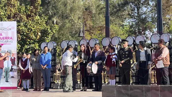 Entregan equipamiento a 50 Bandas de Guerra de secundarias de Michoacán
