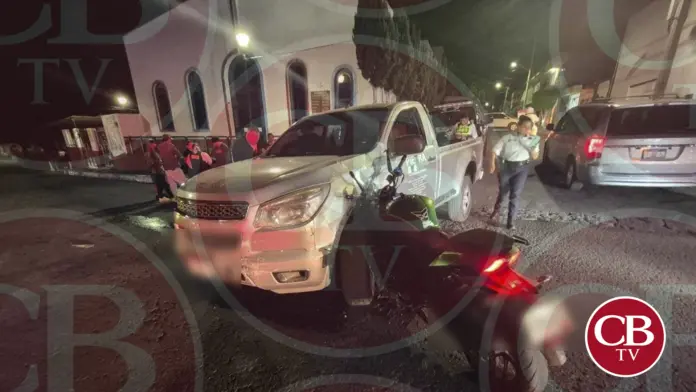 Dos adolescentes heridos al chocar su moto con camioneta en Morelia