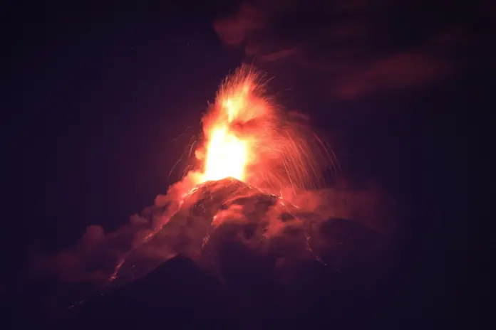 Volcán de Fuego en Guatemala entra en fase “erupción masiva”