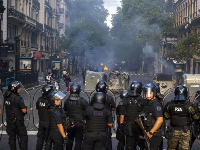 Manifestación en Argentina deja más de 100 personas arrestadas y al menos 46 personas heridas