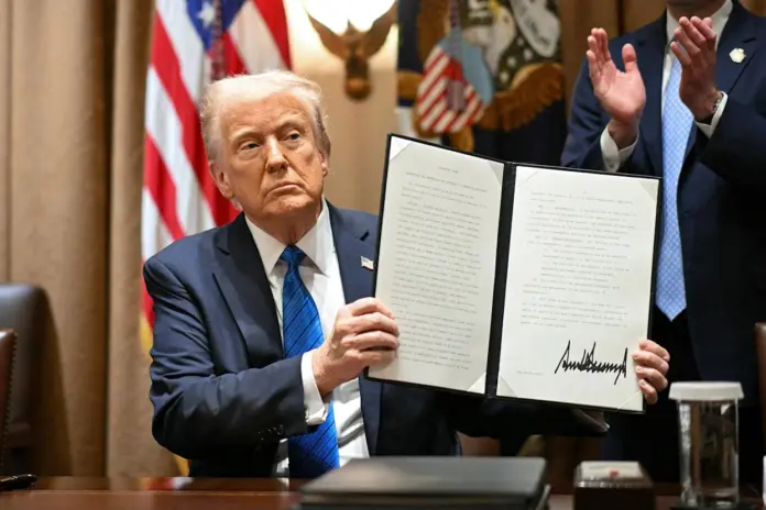 Trump firma una orden ejecutiva que pide prueba de ciudadanía para votar en elecciones federales