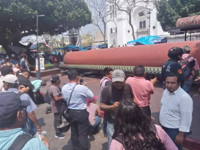 Toldo gigante aplasta a maestra durante paro nacional del CNTE en Chiapas