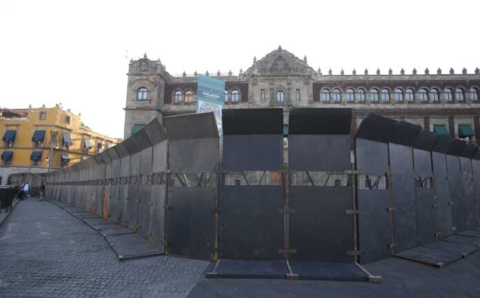 Sheinbaum dice que las vallas en Palacio Nacional son una medida preventiva