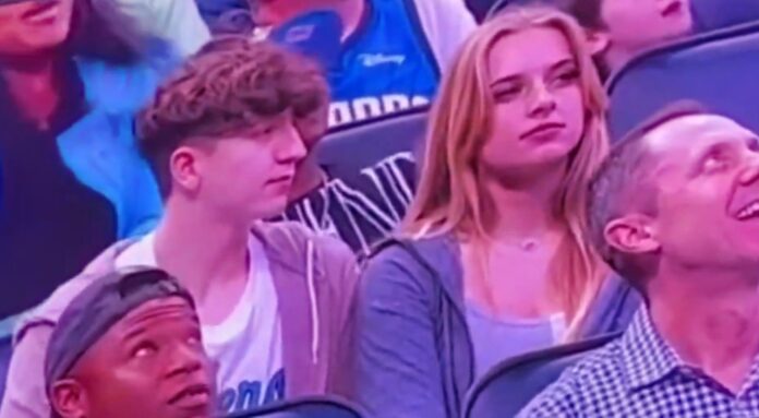 Durante momento de la KissCam joven es rechazado por su amiga