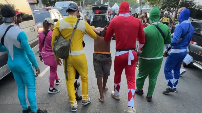 En Brasil policía utiliza disfraz para detener a los ladrones