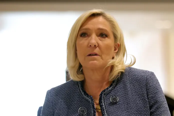 Inhabilitan y condenan a la líder ultraderecha Marine Le Pen
