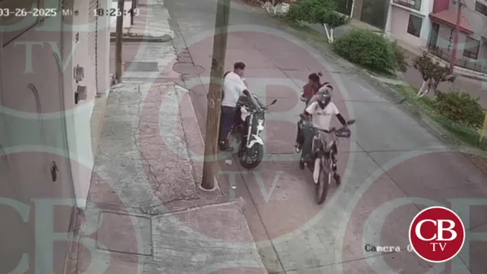 A punta de pistola roban una moto en Uruapan