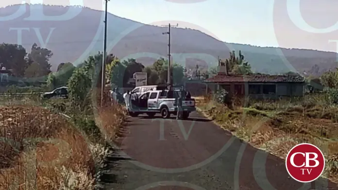Dejan fémina muerta envuelta en una lona del Oxxo