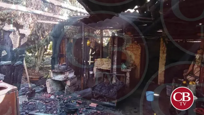 Incendio deja sin casa a una pareja en Zitácuaro