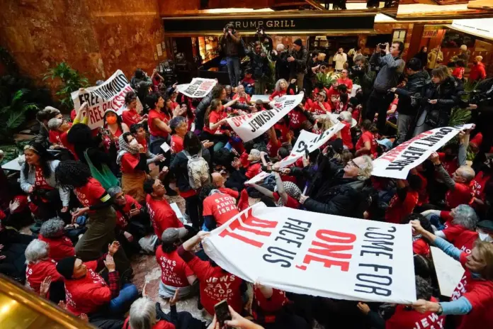Protesta en la Torre Trump para la liberación de activista Mahmoud Khalil