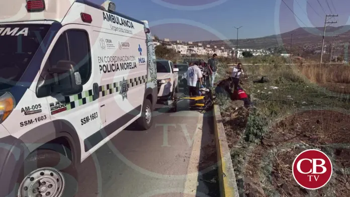 Camioneta atropella a mujer motociclista en Villas del Pedregal