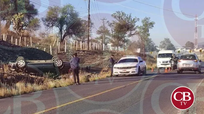 Auto termina volcado en la carretera Morelia-Charo