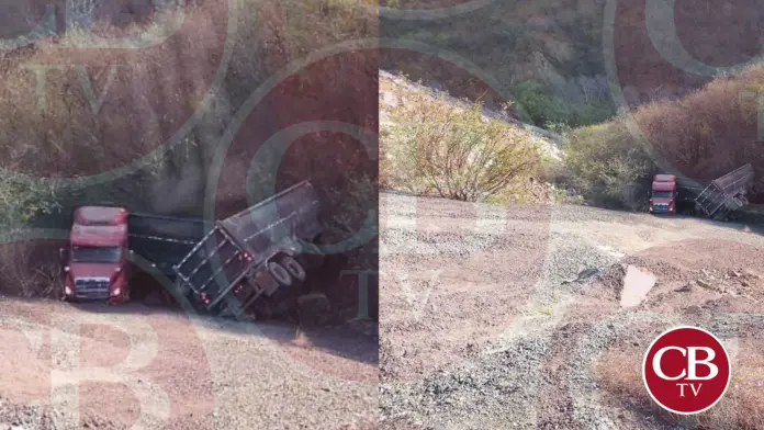 Trailero cae a barranco en la Siglo XXI