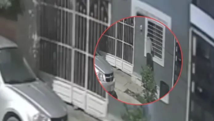 Una joven es tocada a través de la ventana de su propia casa