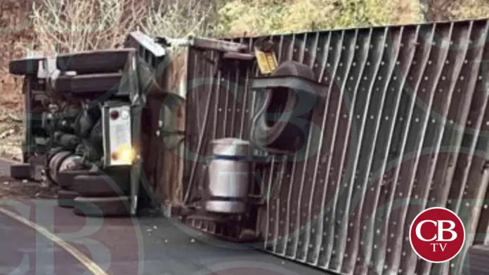 ¡Tragedia! Tráiler aplasta a una familia en Tzitzio