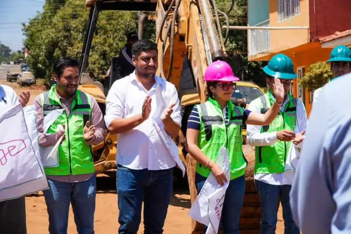 YOHANA MENDOZA, PRESIDENTA MUNICIPAL DE ARIO ARRANCA OBRA DE PAVIMENTACIÓN EN LA COLONIA LOS FRESNOS