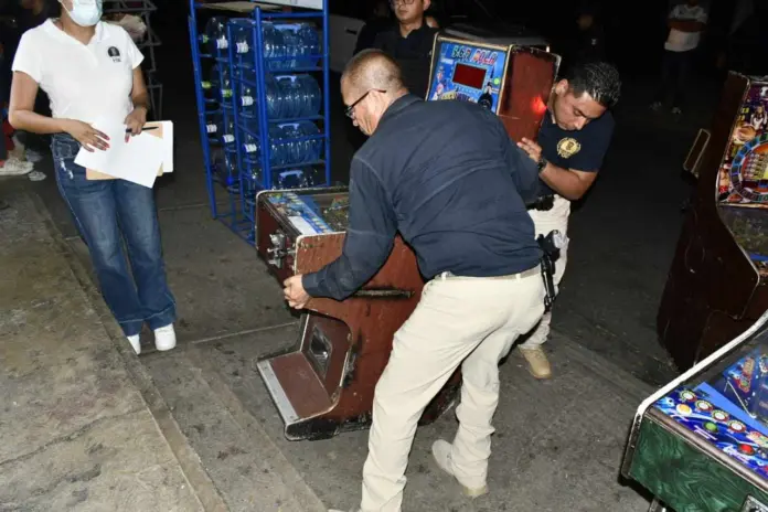 FGE catea 12 negocios en Uruapan y decomisa maquinas tragamonedas