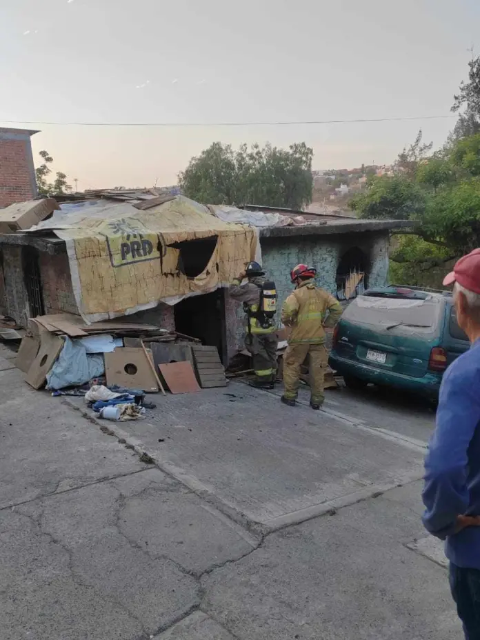 Incendio consume dos habitaciones en la Carlos Rivera