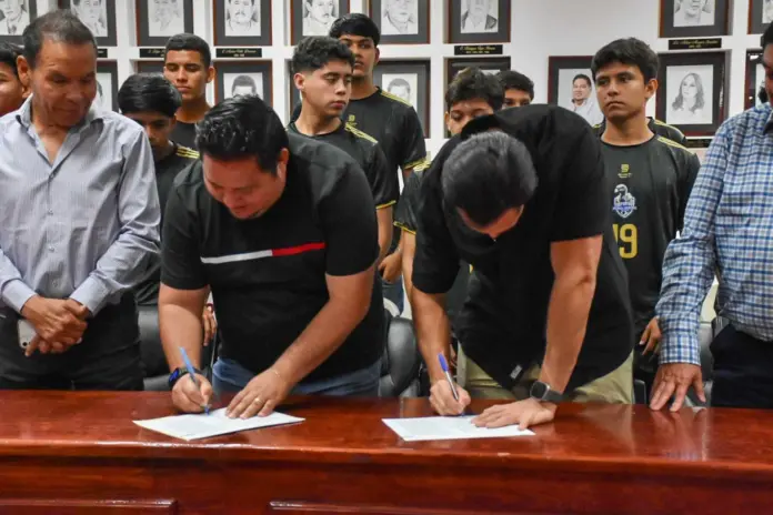 Lázaro Cárdenas Firma Convenio con Club Deportivo Zitácuaro