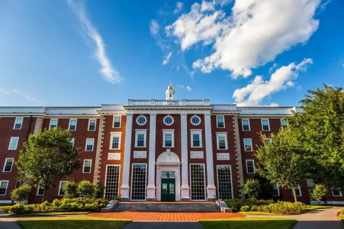 Harvard demanda al gobierno de Trump por la congelación de fondos federales