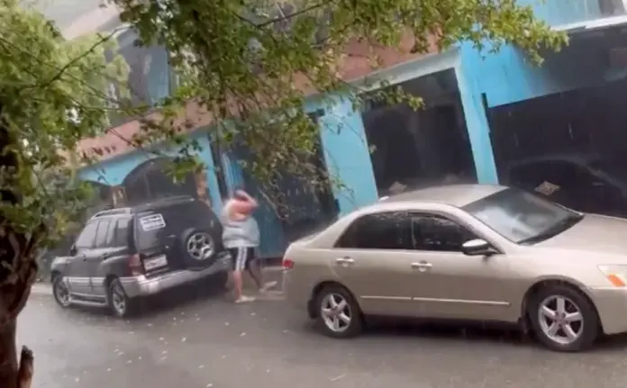 Hombre se baña en la lluvia y termina electrocutado por un rayo