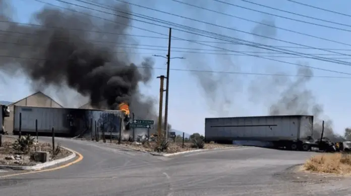 Oleada de narcobloqueos paraliza carreteras en Michoacán, Guanajuato y Jalisco