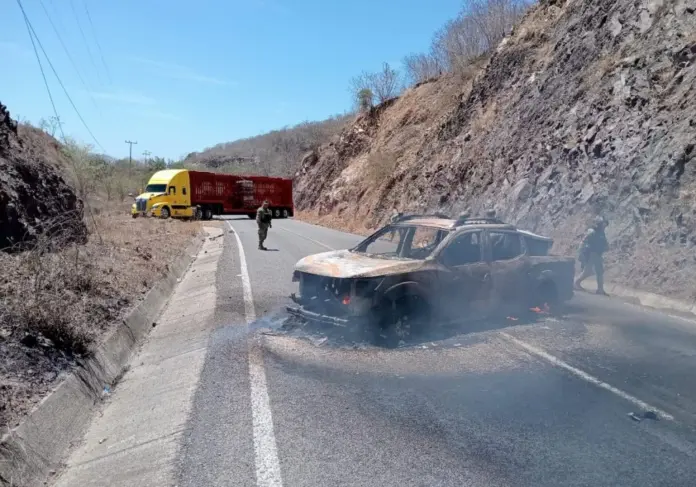 Disputa entre cárteles dejó policías muertos y narcobloqueos en tres estados