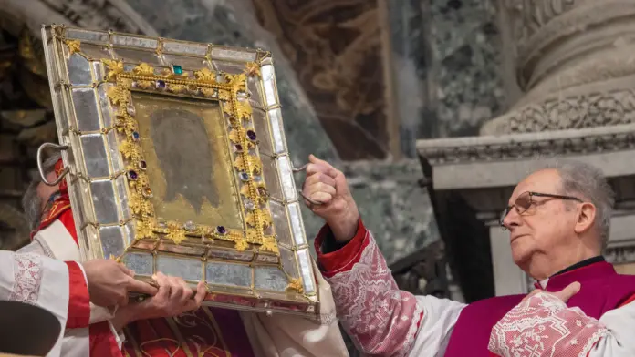 #Video: Exhiben del Velo de la Verónica en el Vaticano: la manta con el verdadero rostro de Jesús