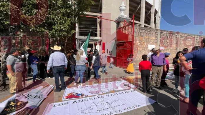 Galleros, toreros y jaripeyeros se oponen a iniciativa contra la tauromaquia en Michoacán