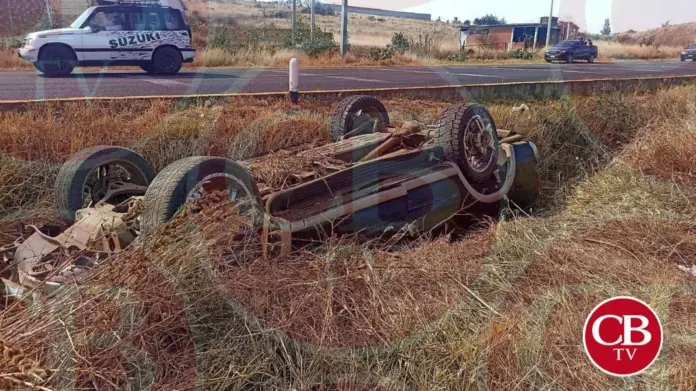 Vuelca su camioneta y queda vivo en la Morelia-Pátzcuaro