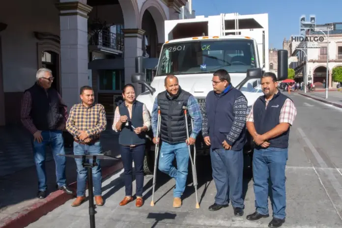 Jeovana Alcántar, hizo entrega de un camión recolector de basura al área de Servicios Públicos Municipales