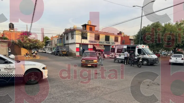 Choca motocicleta y una camioneta en la Poliducto