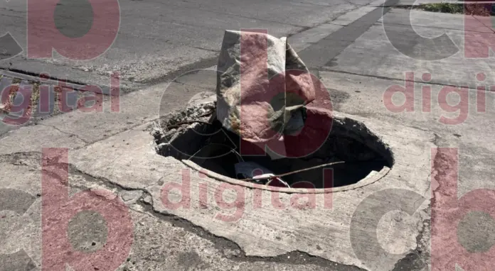 Falta de tapadera en coladera genera problemática en calle Guillermo Prieto
