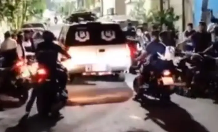 #Video: Despiden con balazos y arrancones a los que invadieron casa de doña Carlota