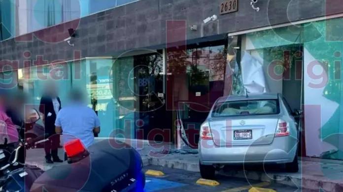 Auto se mete al BBVA de Camelinas en Morelia