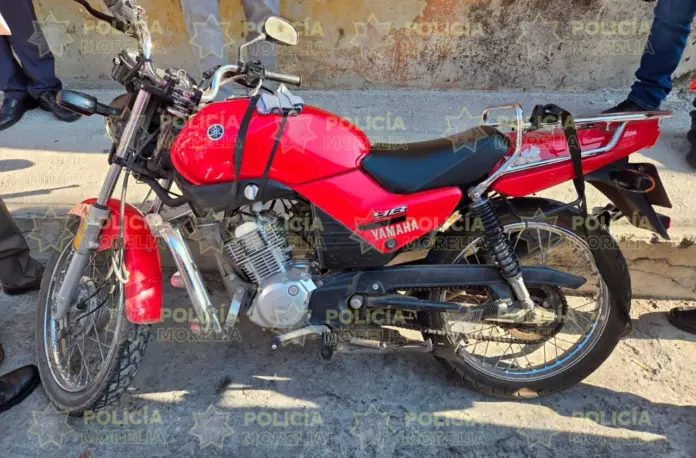 Derivado de los patrullajes de prevención y vigilancia en la capital michoacana, oficiales de Policía Morelia lograron la recuperación de una motocicleta con reporte de robo y la detención de un hombre presuntamente relacionado con el hecho.